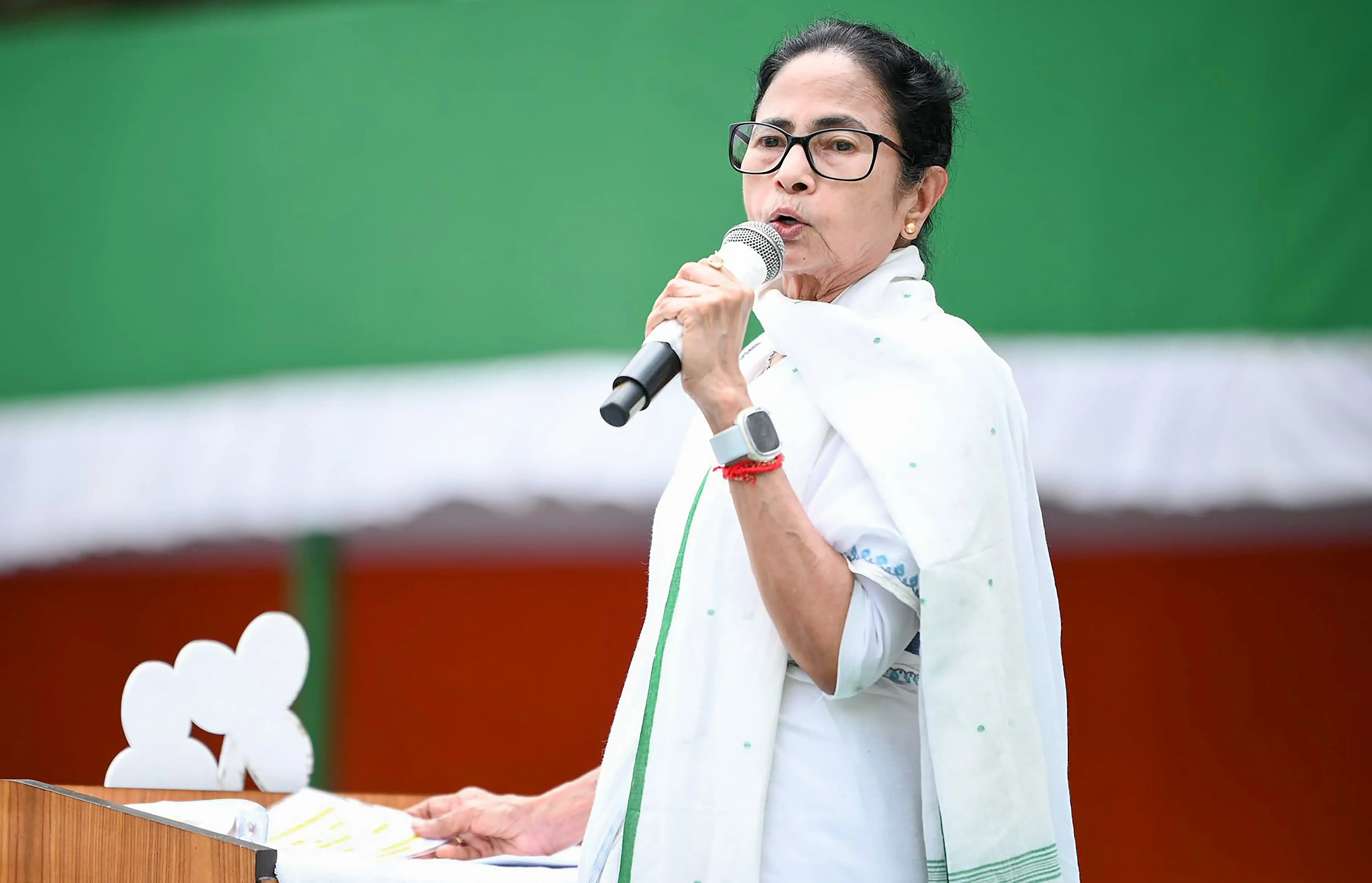 क्या ममता बनर्जी ने बीरभूम में प्रशासनिक बैठक में 1,142 करोड़ की परियोजनाओं का शिलान्यास किया?