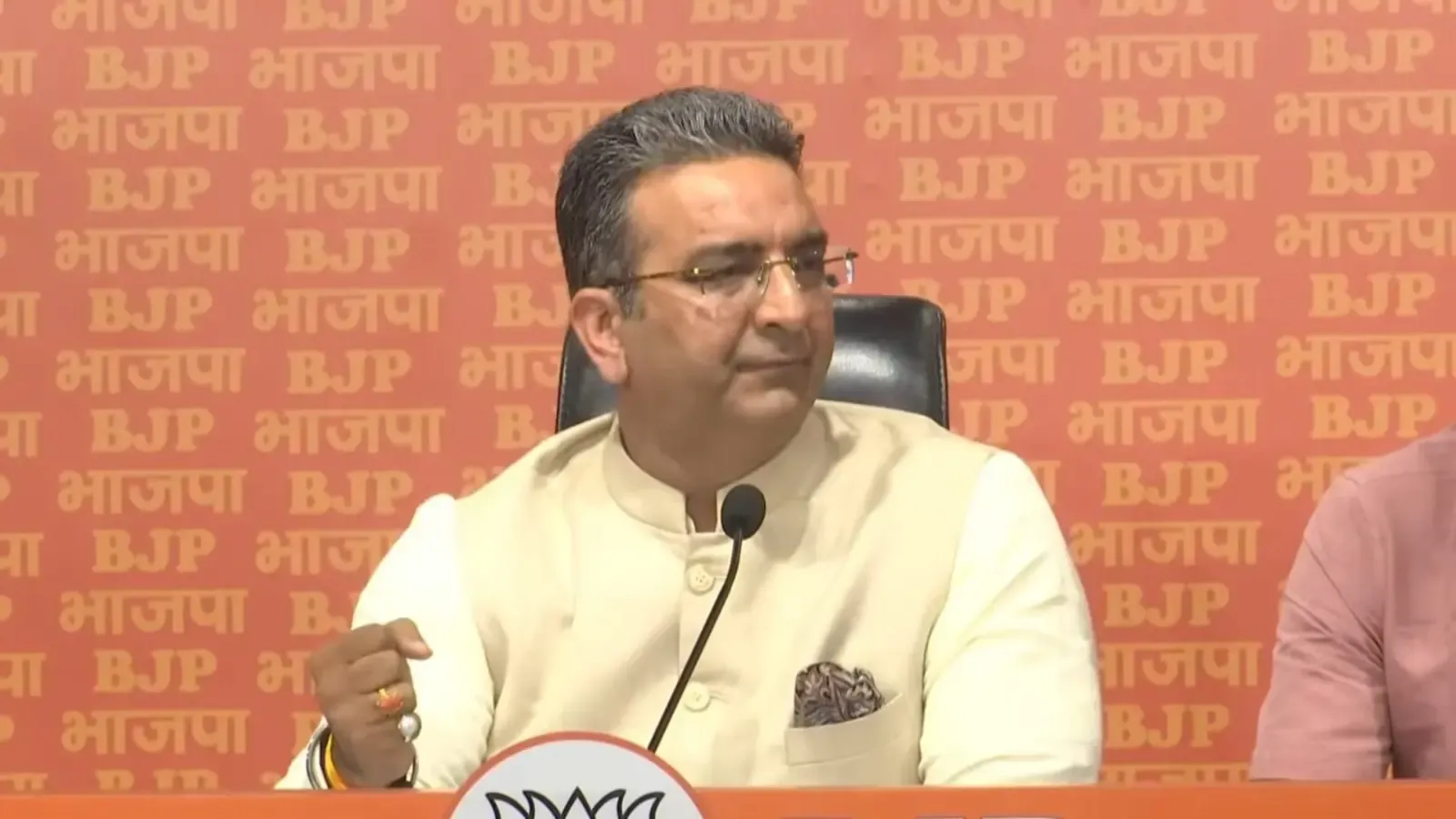 क्या भाजपा ने खड़गे पर राष्ट्रपति मुर्मू और पूर्व राष्ट्रपति कोविंद के अपमान का आरोप लगाया?