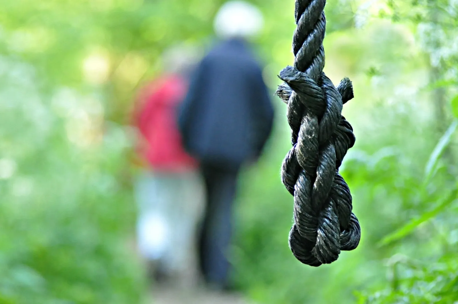 Were the bodies of a couple found hanging from a tree in Jharkhand’s Giridih due to a love affair?