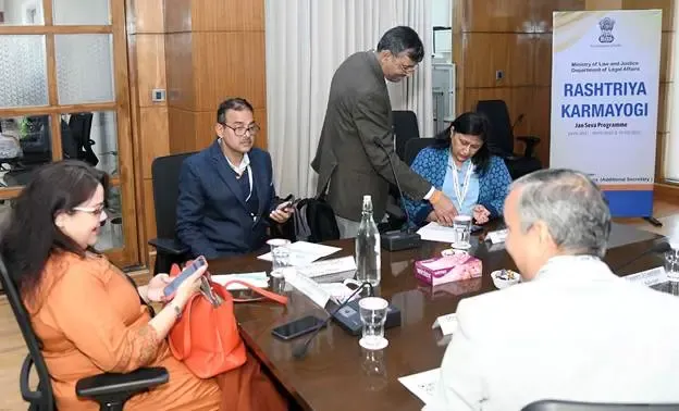 Central Government Employees Receive Guidance on Selfless Service