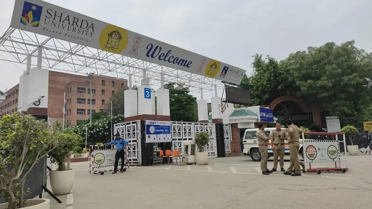 क्या शारदा विश्वविद्यालय में छात्रा की आत्महत्या के मामले में प्रशासन ने सही कदम उठाए?