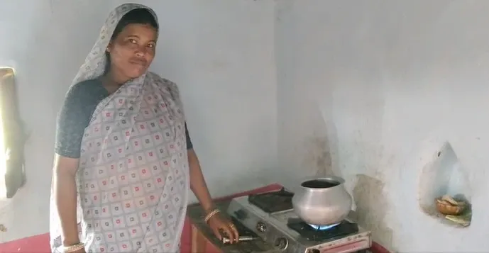 How Are Dhamtari Women Achieving Freedom from Smoke Through PM Ujjwala Yojana?