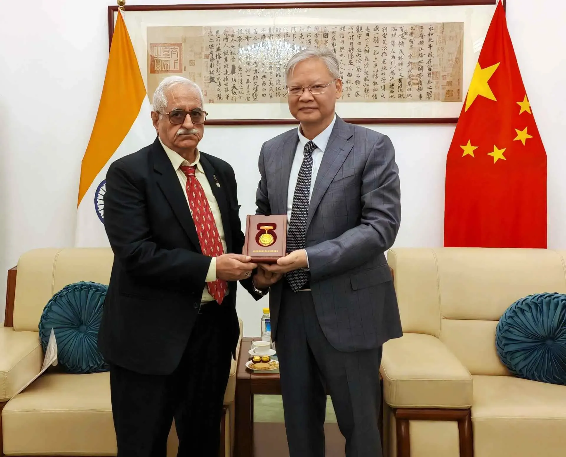 क्या चीनी राजदूत ने भारतीय मित्र को 'जापानी अतिक्रमण विरोधी युद्ध विजय की 80वीं वर्षगांठ' का स्मारक पदक दिया?