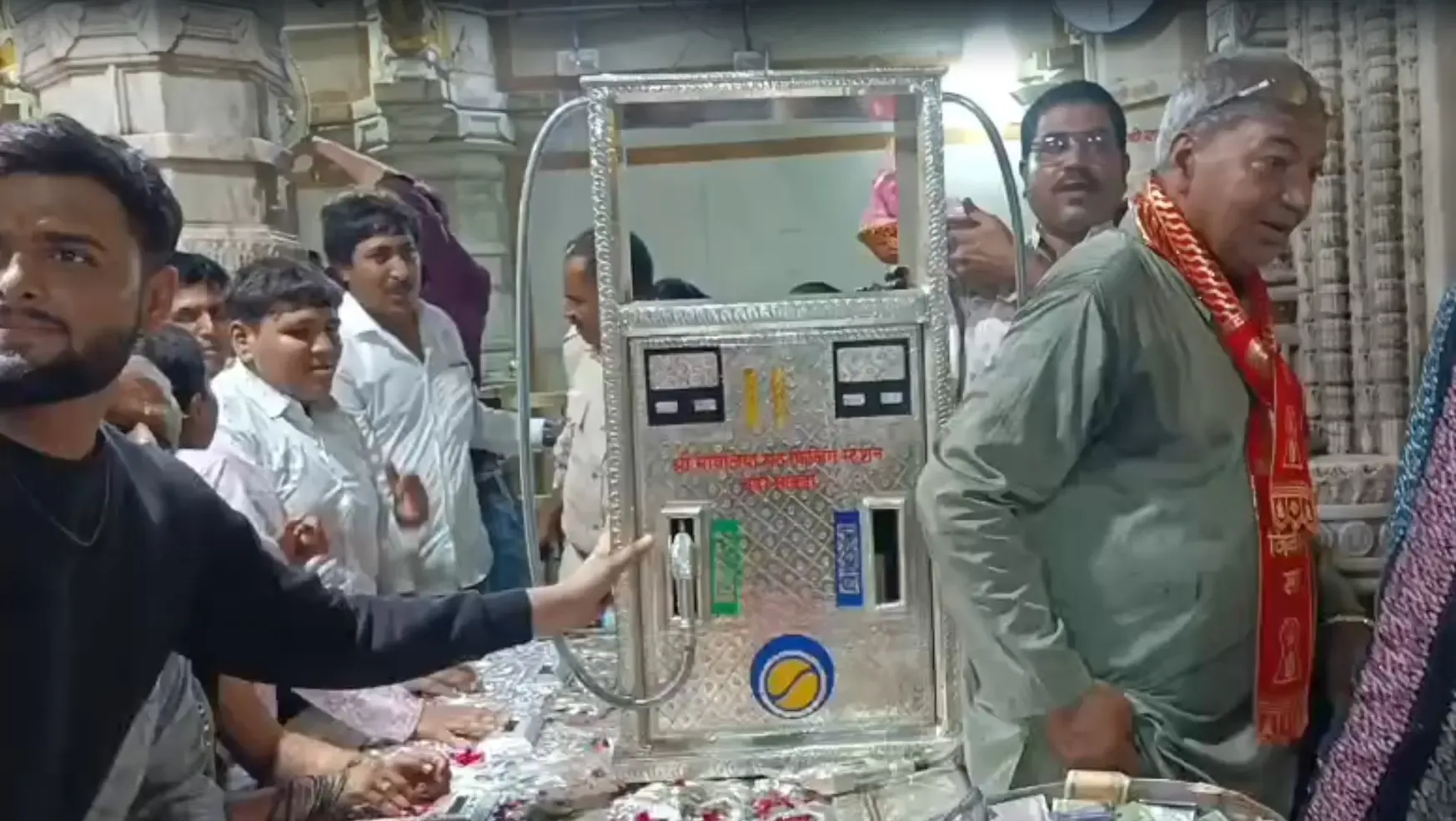 क्या चित्तौड़गढ़ में कारोबारी ने मन्नत पूरी होने पर मंदिर में चढ़ाई चांदी से बनी पेट्रोल पंप मशीन?