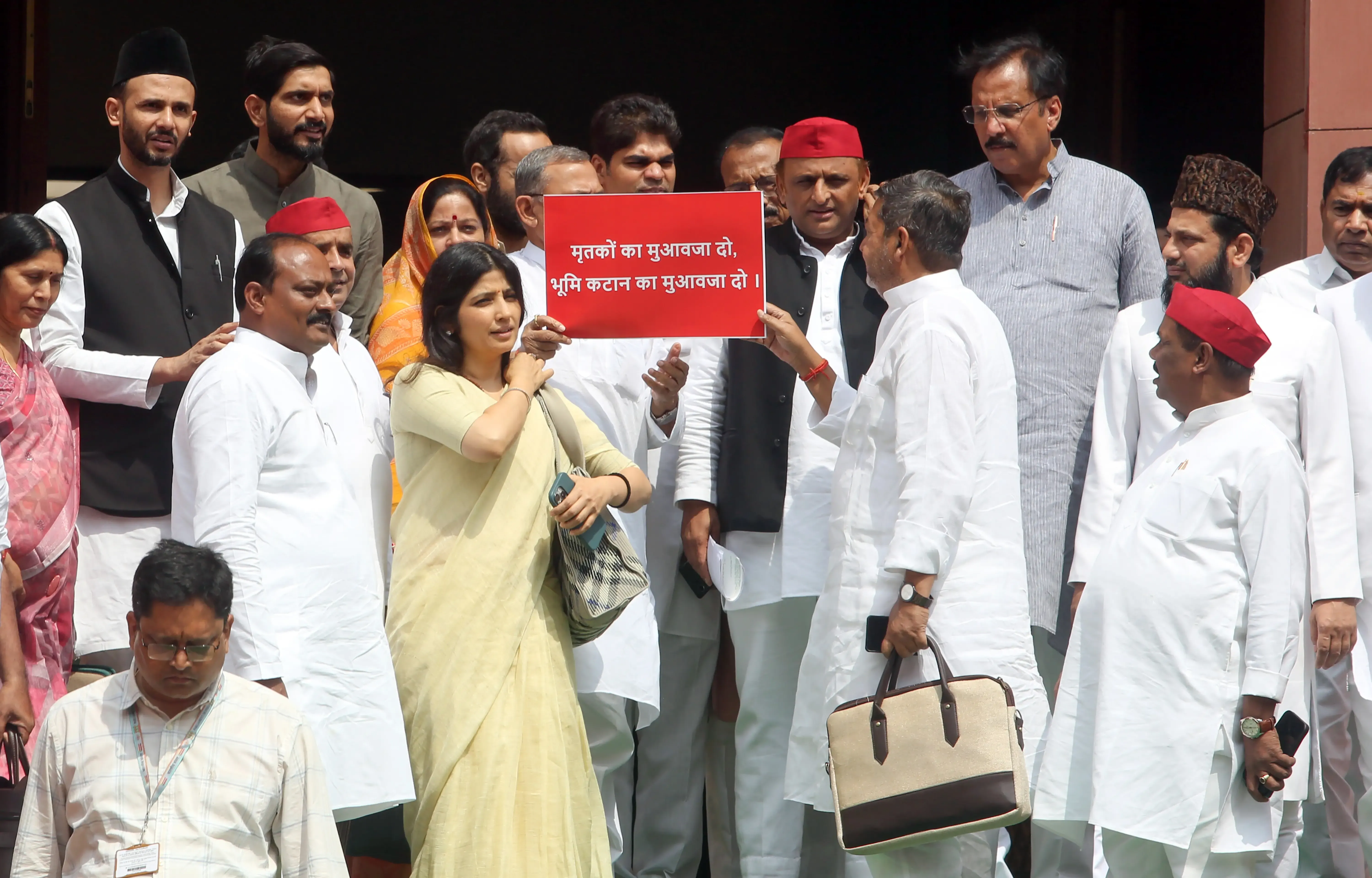 क्या चुनाव आयोग को जिम्मेदार अधिकारियों के खिलाफ कार्रवाई करनी चाहिए?