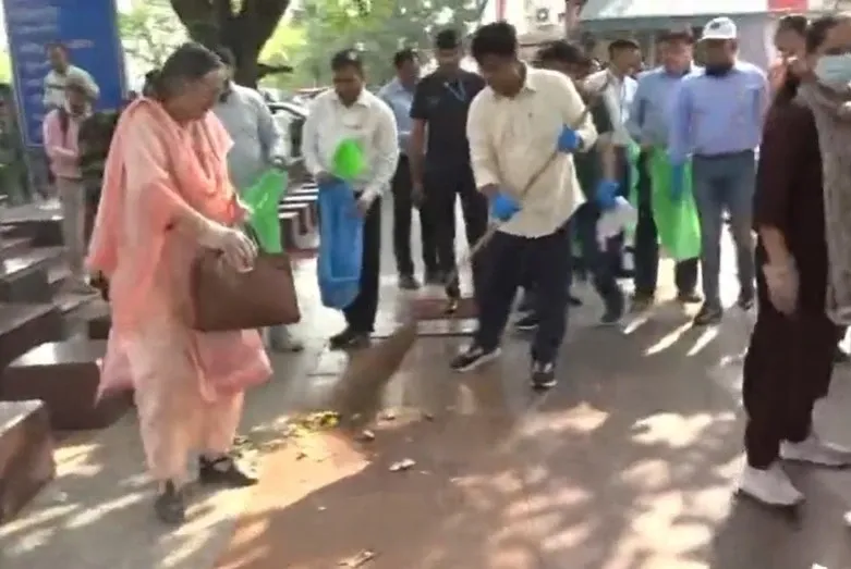 Can Clean India Initiatives Transform Delhi? NDMC’s Kuljeet Chahal Launches Swachhata Drive at Hanuman Temple