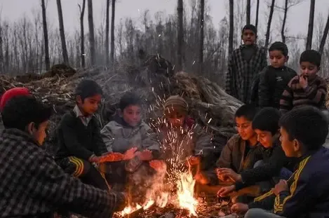 Clear Skies Lead to Drop in Temperatures Across Jammu and Kashmir