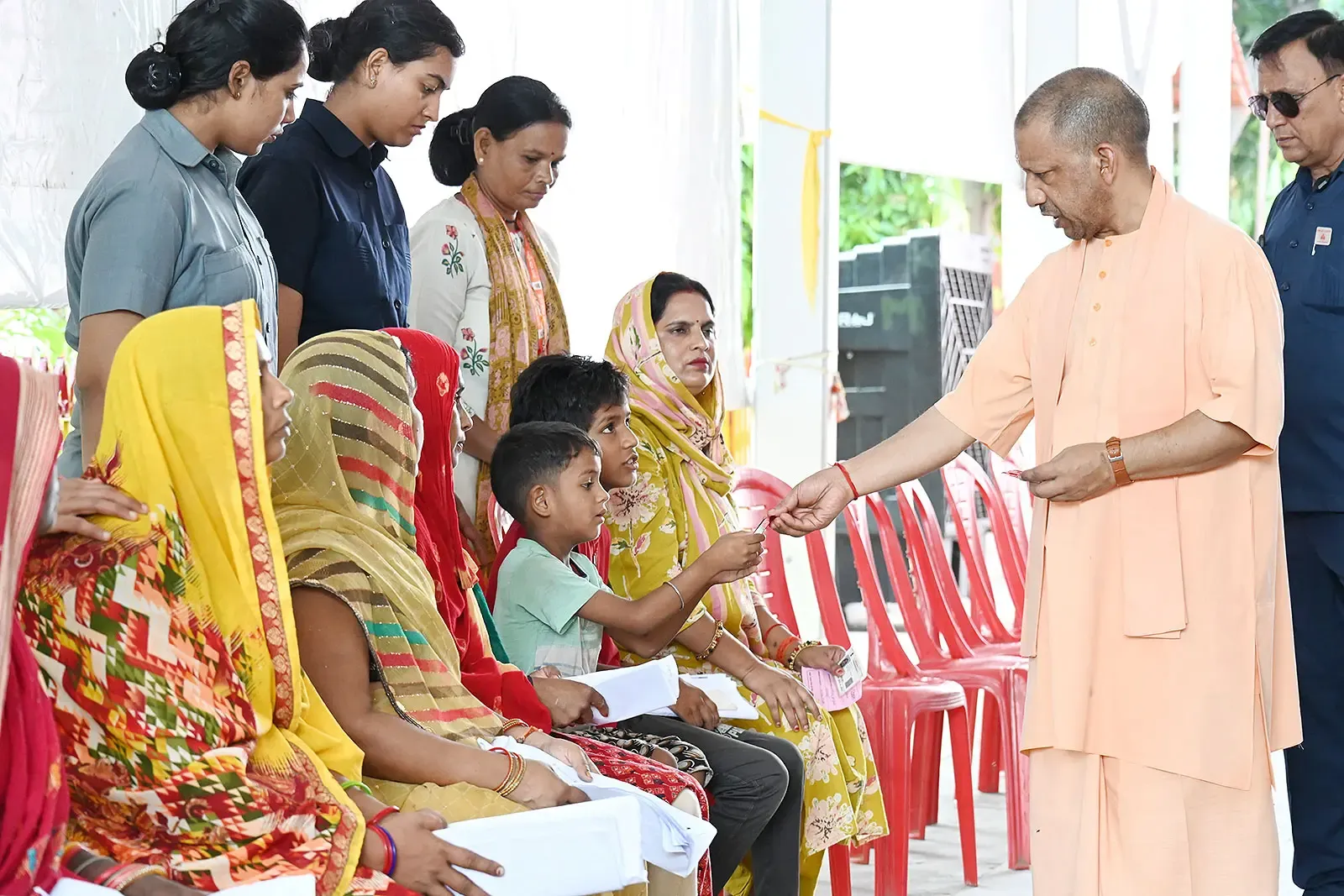 क्या सीएम योगी ने जनता दर्शन में 200 लोगों की समस्याएं सुनकर सरकार की प्रतिबद्धता दिखाई?
