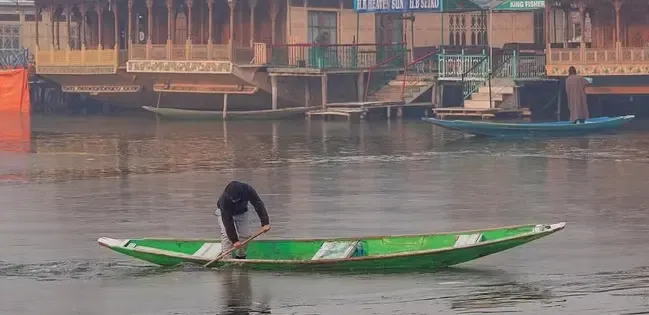 Kashmir Experiences Cold Wave as Jammu Sees Weather Improvement