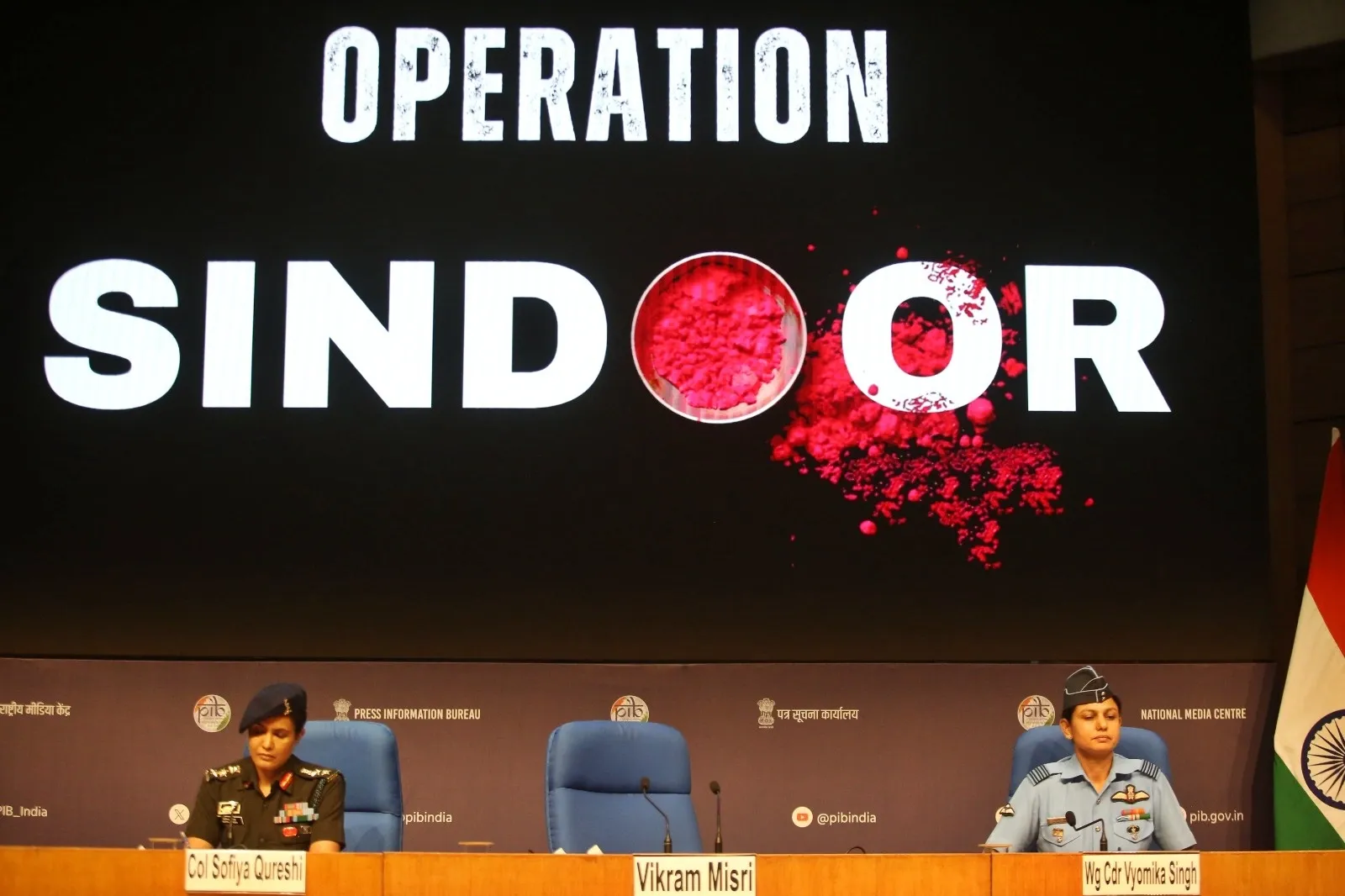 How did Colonel Sofiya Qureshi and Wing Commander Vyomika Singh lead India's Operation Sindoor briefing?
