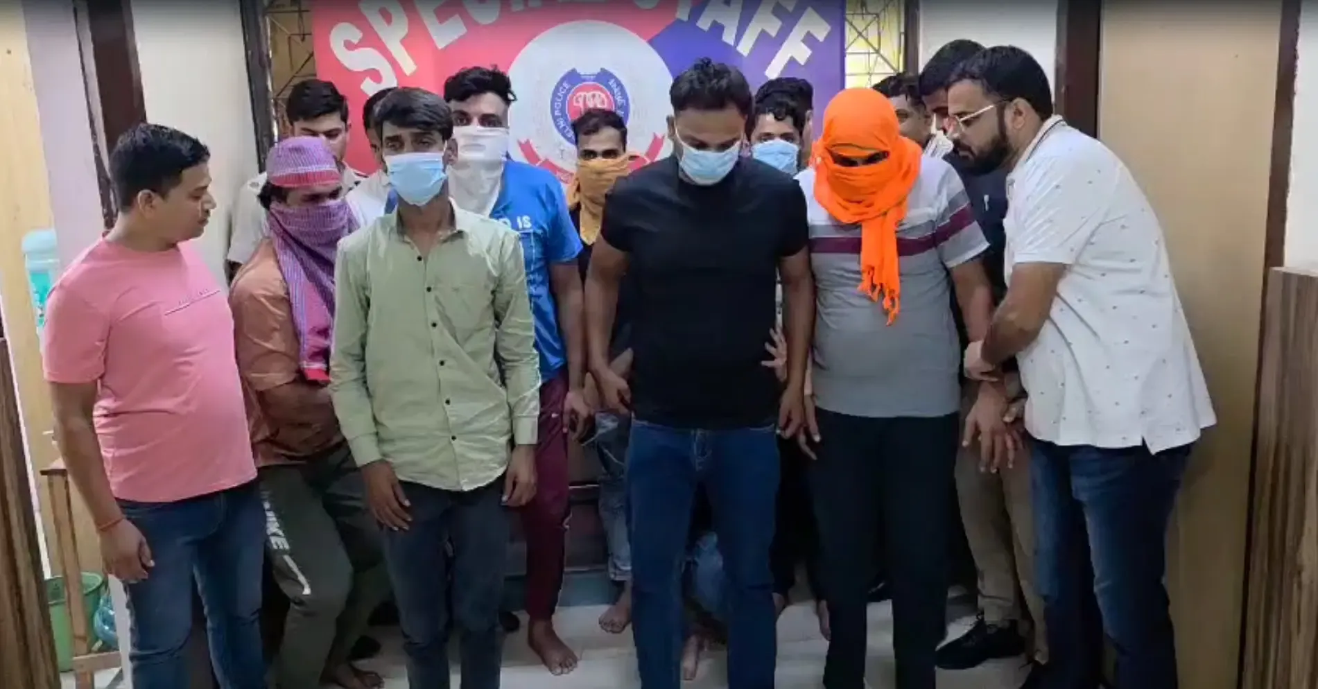 क्या पूर्व कर्मचारी ने फर्जी पुलिस गैंग से लूट कराई?