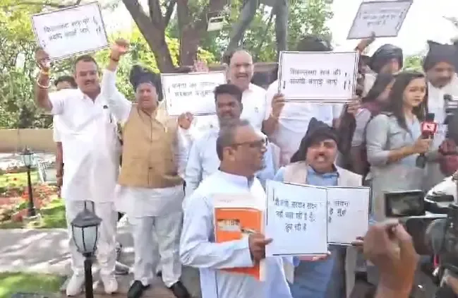 Congress MLAs Demonstrate at MP Assembly, Urge Talks on Corruption