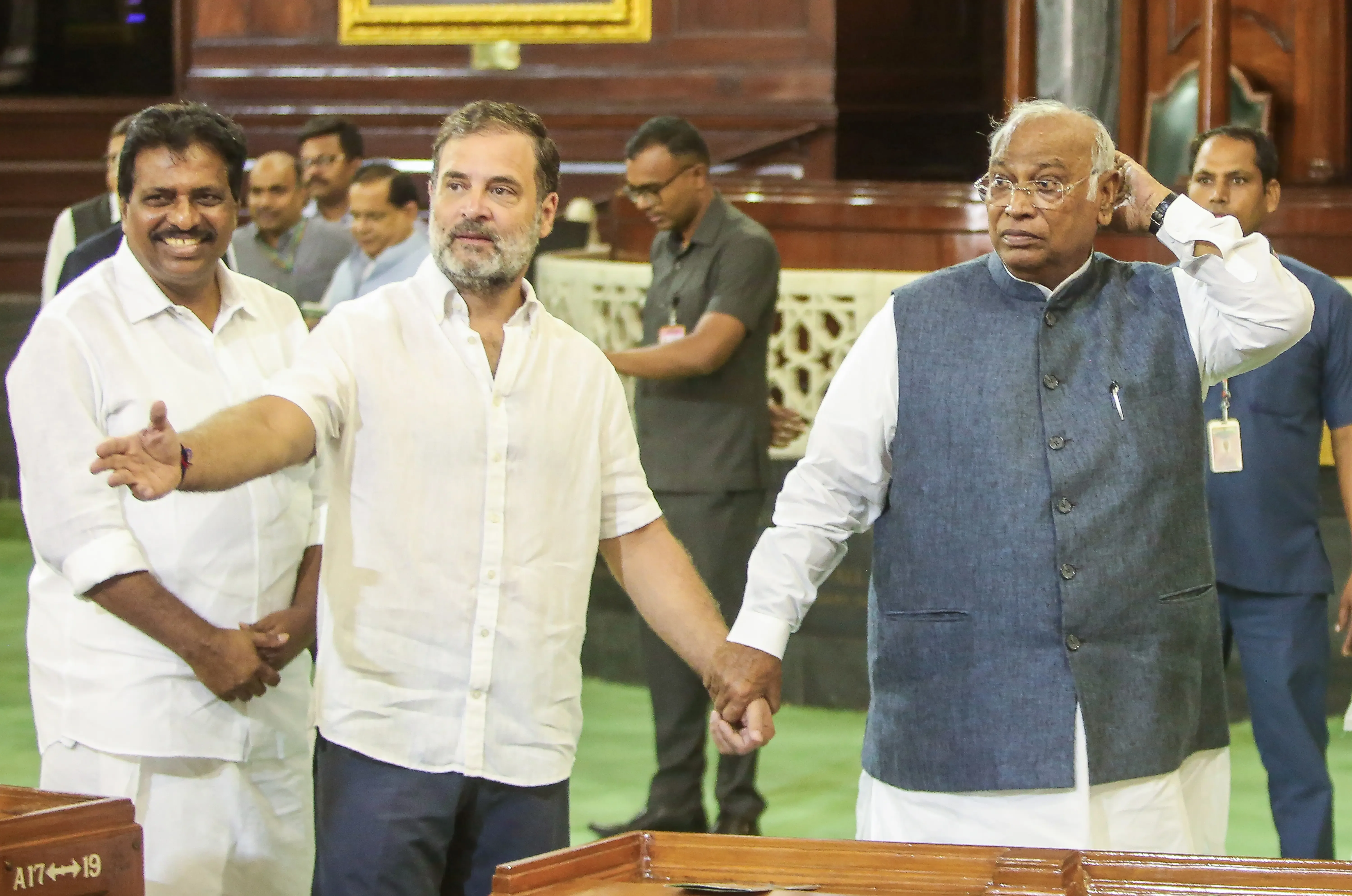 क्या कांग्रेस के खिलाफ सुप्रीम कोर्ट में पीआईएल दायर किया गया है?