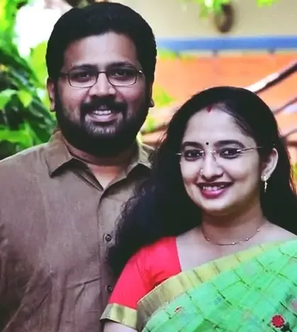 Congress Politician Criticizes IAS Officer Spouse for Commending CM Vijayan’s Aide