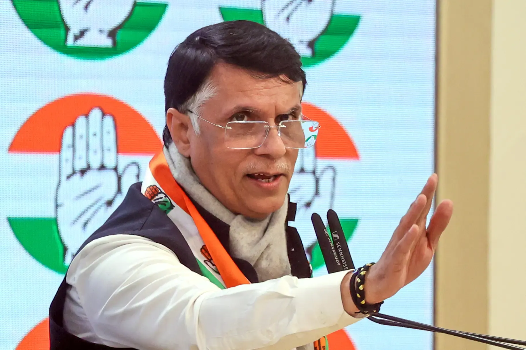 क्या कांग्रेस नेता पवन खेड़ा ने केंद्र सरकार की जातिगत अधिसूचना पर सवाल उठाए?
