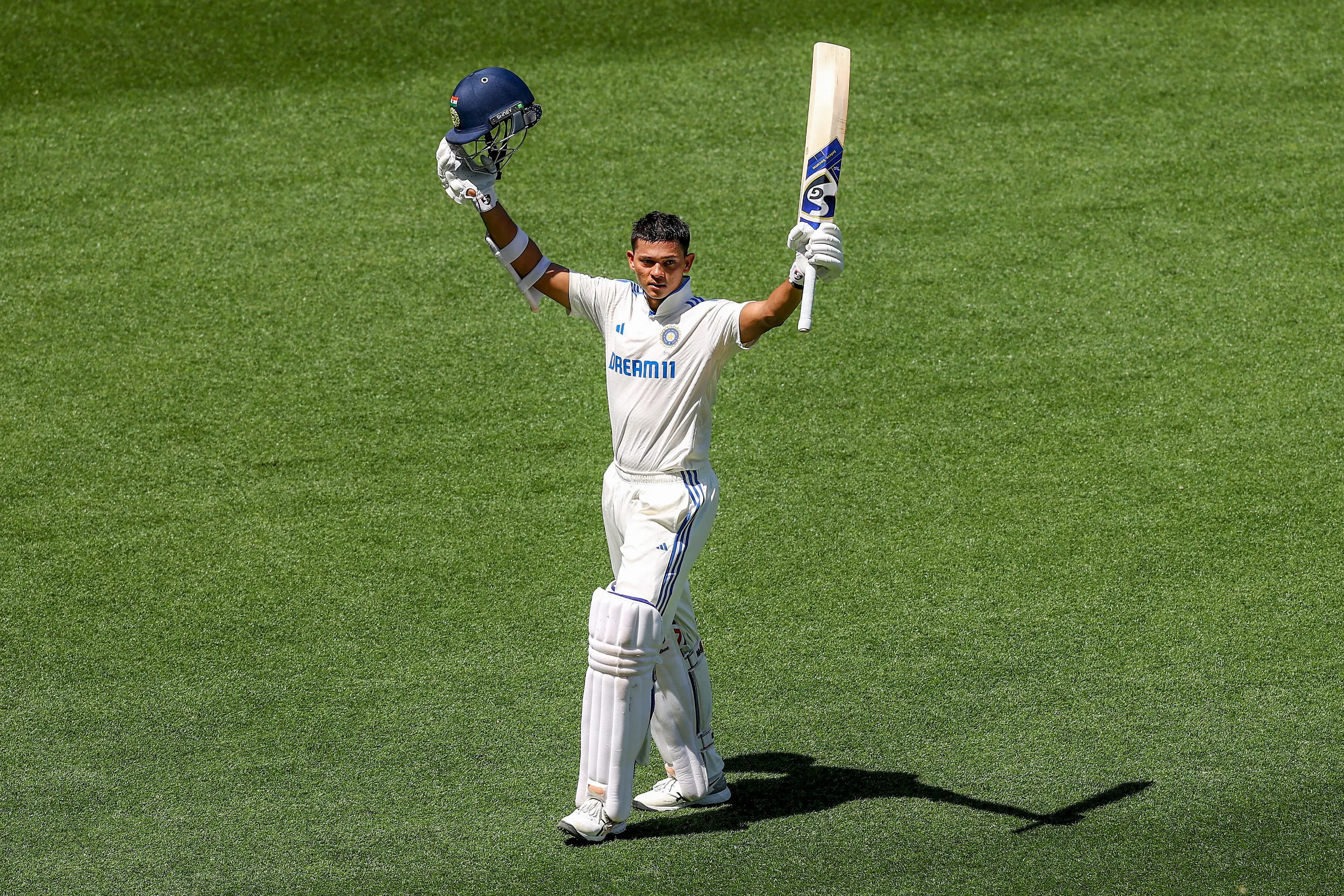 Alastair Cook Commends Yashasvi Jaiswal as a 'Class Player', Supports His Confidence in Sledging Starc During Perth Test
