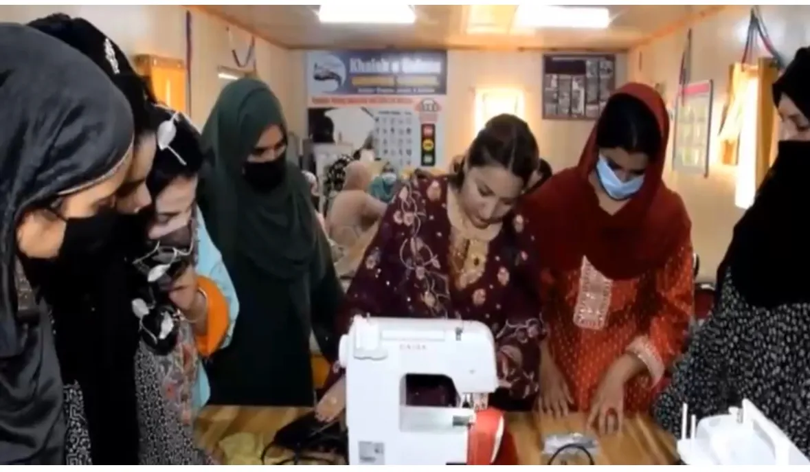 क्या दक्षिण कश्मीर में सेना की पहल से गोलियों की जगह सिलाई मशीनों की आवाज गूंज रही है?