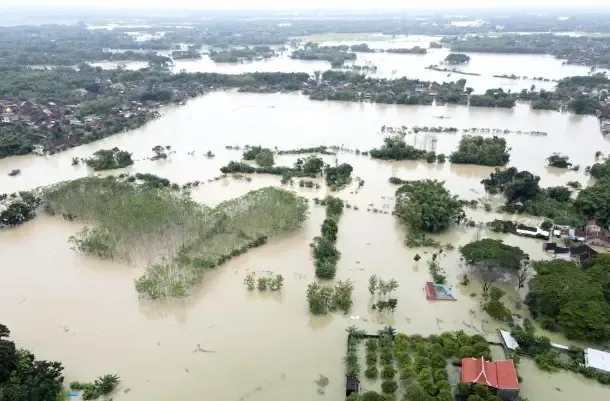 Casualties Rise to 10 Due to Landslides and Floods in West Java, Indonesia
