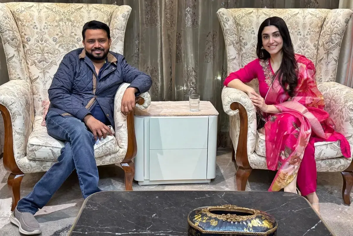 Karamjit Anmol Applauds Delbar Arya's 'Honest Energy' in 'Jadon Da Mobile Aagya'