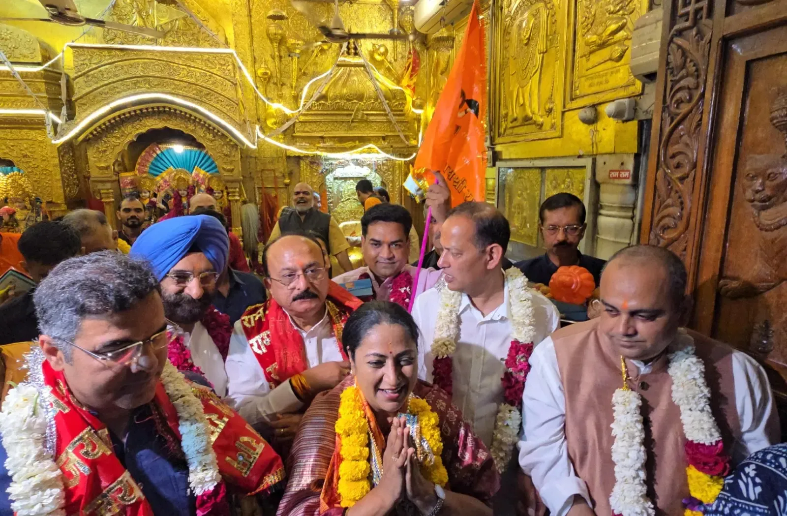 Delhi Budget 2025: CM Rekha Gupta and Ministers Seek Blessings at Hanuman Temple