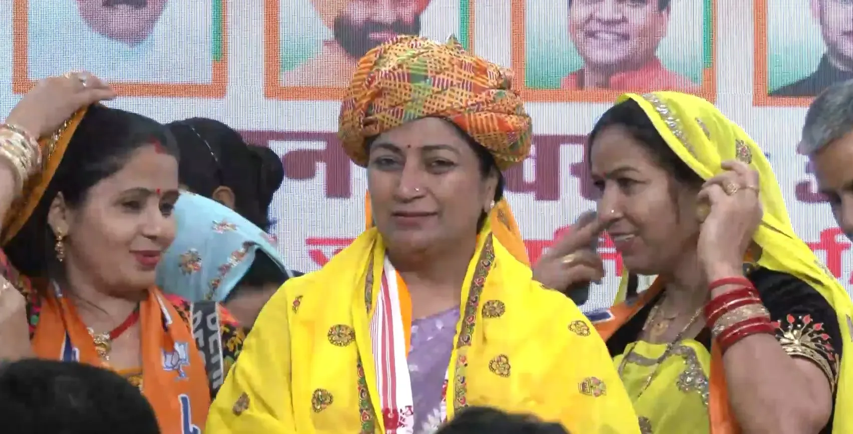 Delhi Chief Minister Engages with 'Mann Ki Baat', Encourages Community Development
