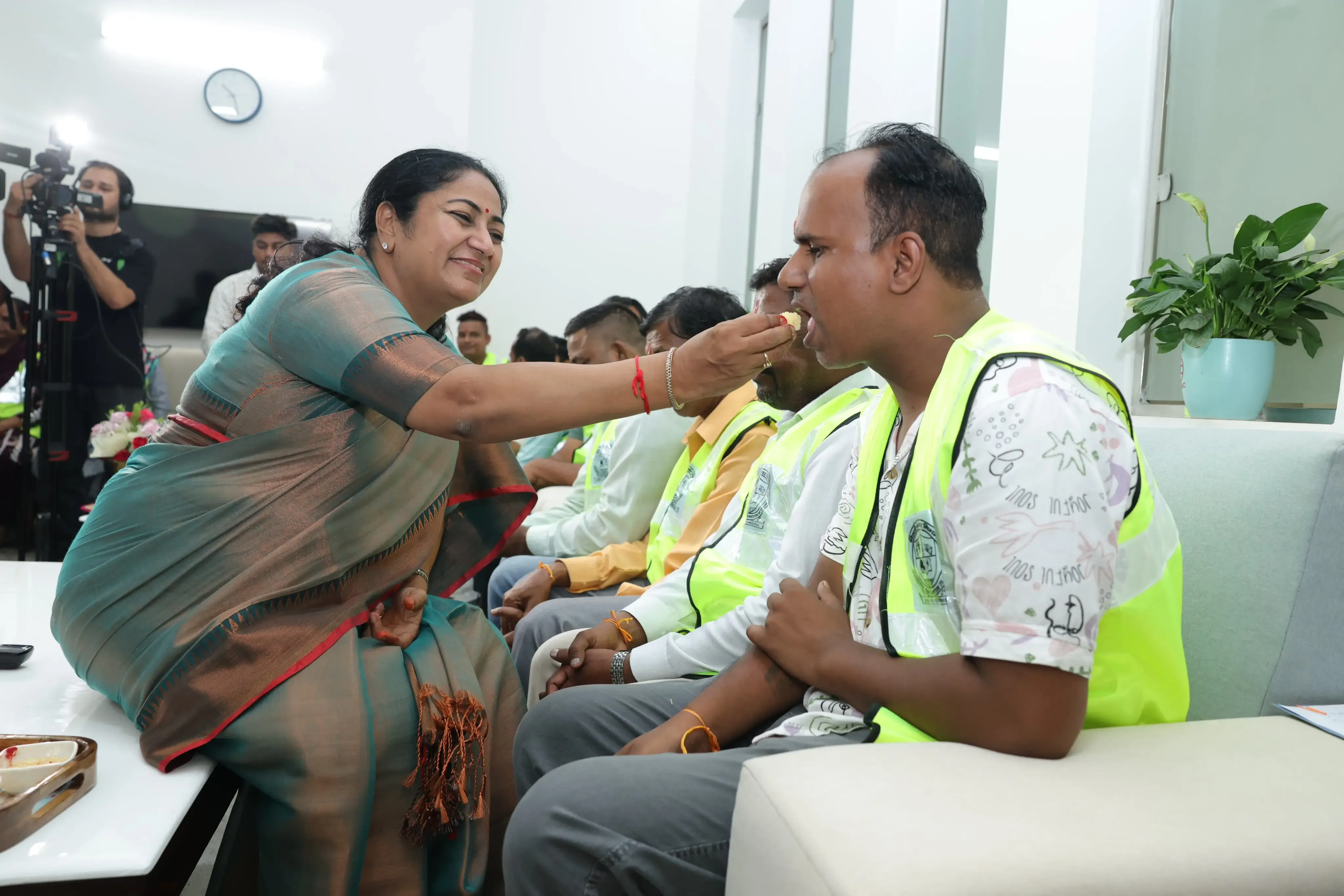 क्या दिल्ली सीएम रेखा गुप्ता ने सफाईकर्मियों को राखी बांधकर नई परंपरा की शुरुआत की?