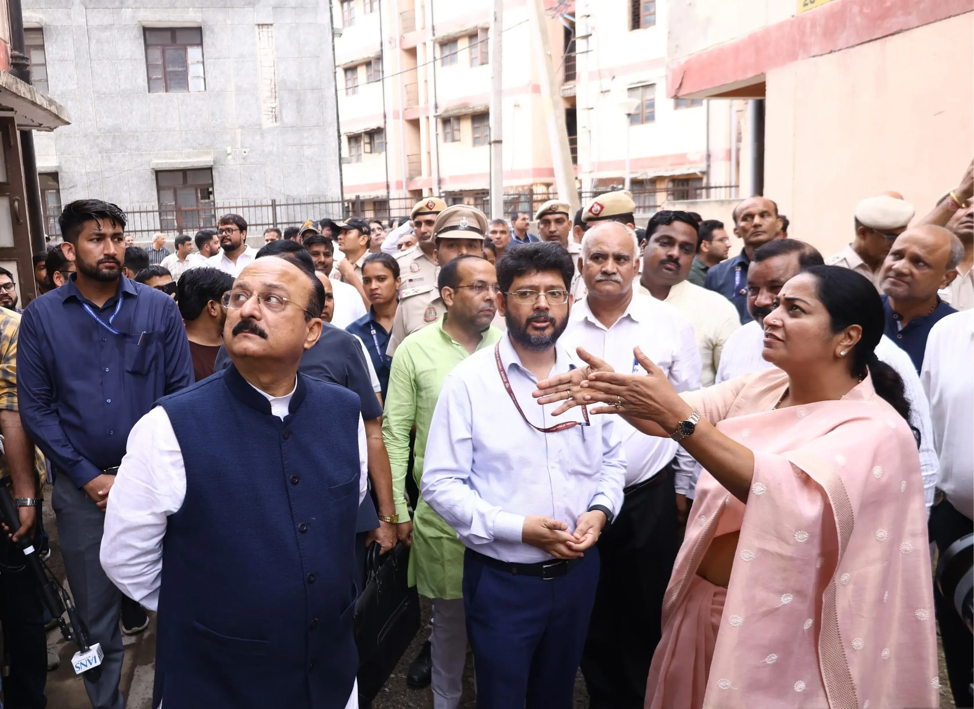 क्या दिल्ली की सीएम रेखा गुप्ता ने सुल्तानपुरी में डीडीए फ्लैट साइट का निरीक्षण किया और पूर्व सरकारों पर आरोप लगाया?