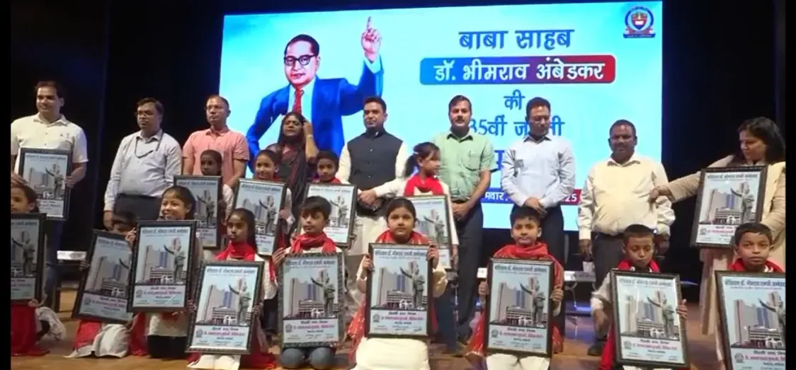 Delhi Mayor and MCD Commissioner Share Stage Amidst Recent Tensions