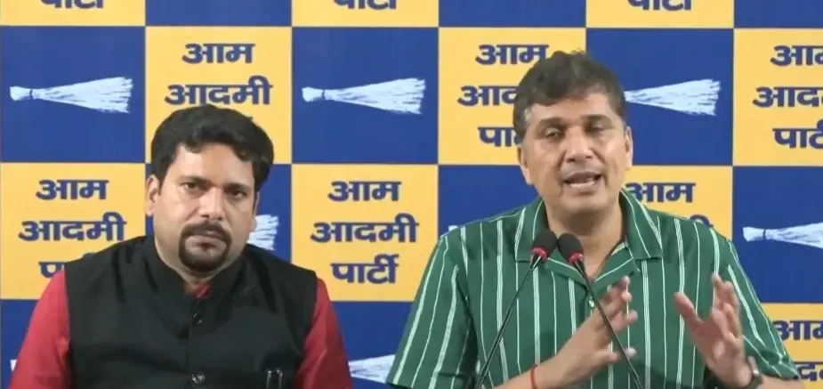 क्या दिल्ली में भाजपा सरकार के फीस कानून के खिलाफ आम आदमी पार्टी अभियान चलाएगी?