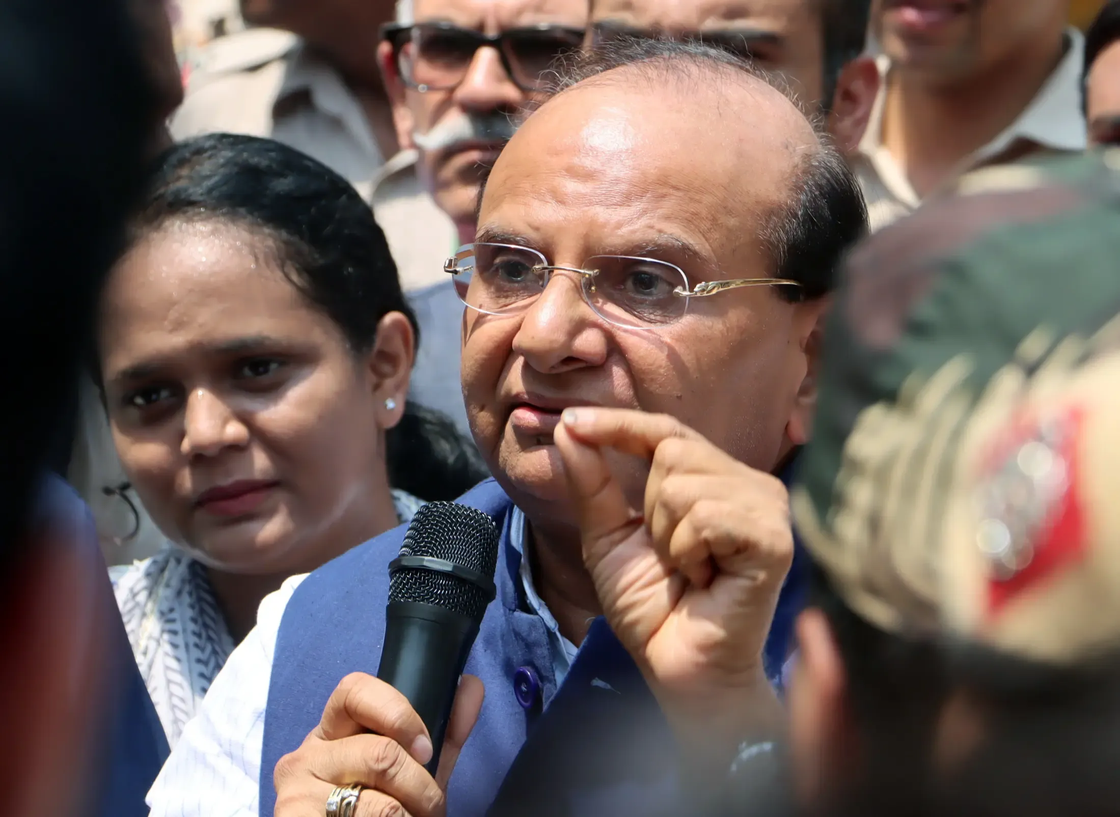 क्या दिल्ली में कांवड़ यात्रा मार्ग पर बिखरे कांच के टुकड़े सुरक्षा को खतरे में डाल रहे हैं?