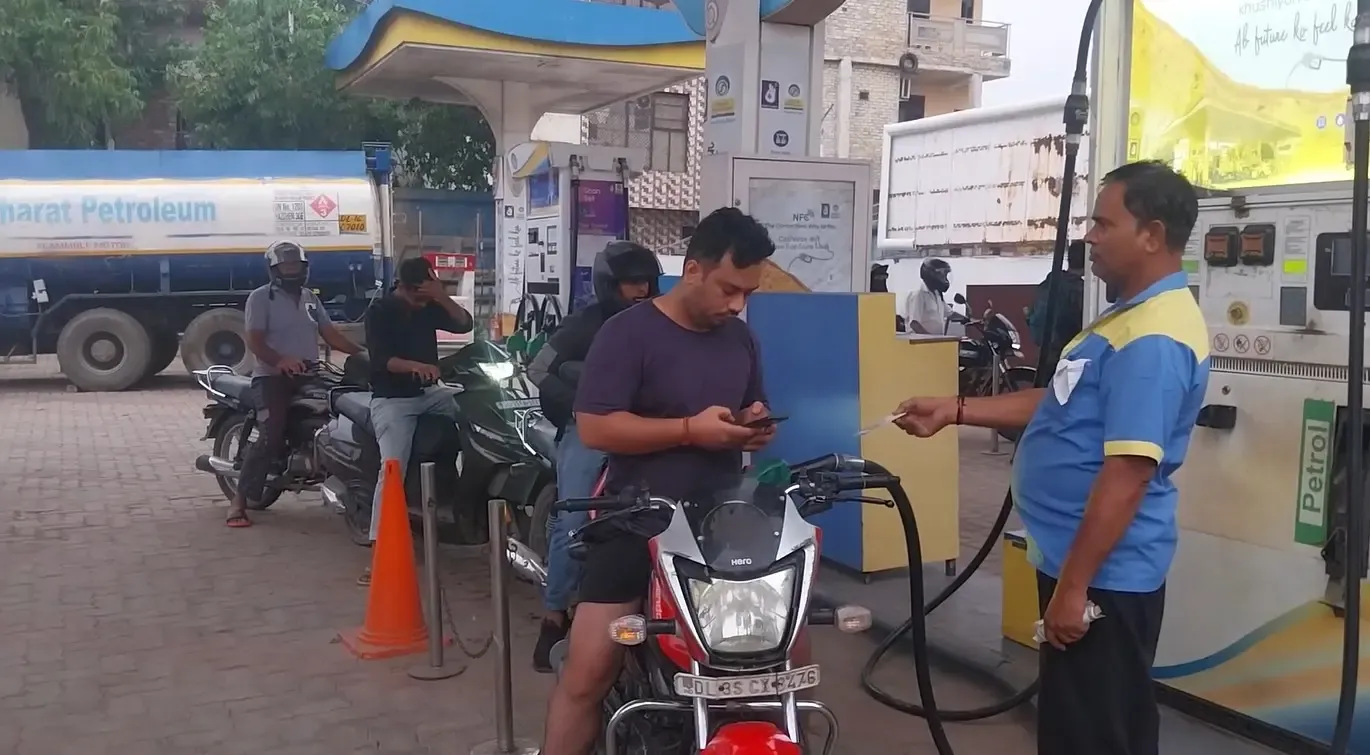 क्या दिल्ली में पुरानी गाड़ियों को पेट्रोल और डीजल मिलना बंद हो गया है?