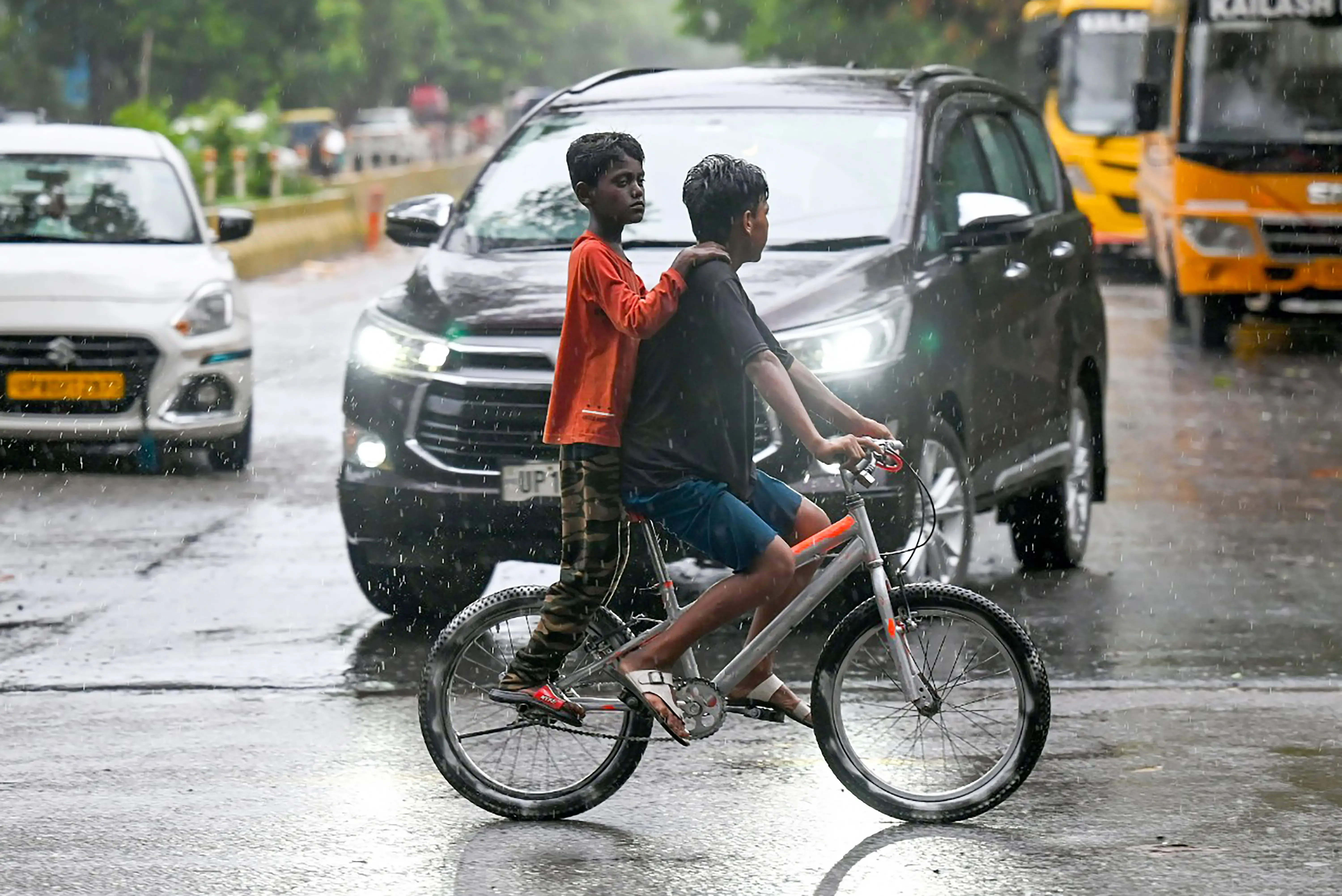 क्या दिल्ली एनसीआर में इस हफ्ते गरज-चमक के साथ बारिश होगी? मौसम विभाग का येलो अलर्ट जारी