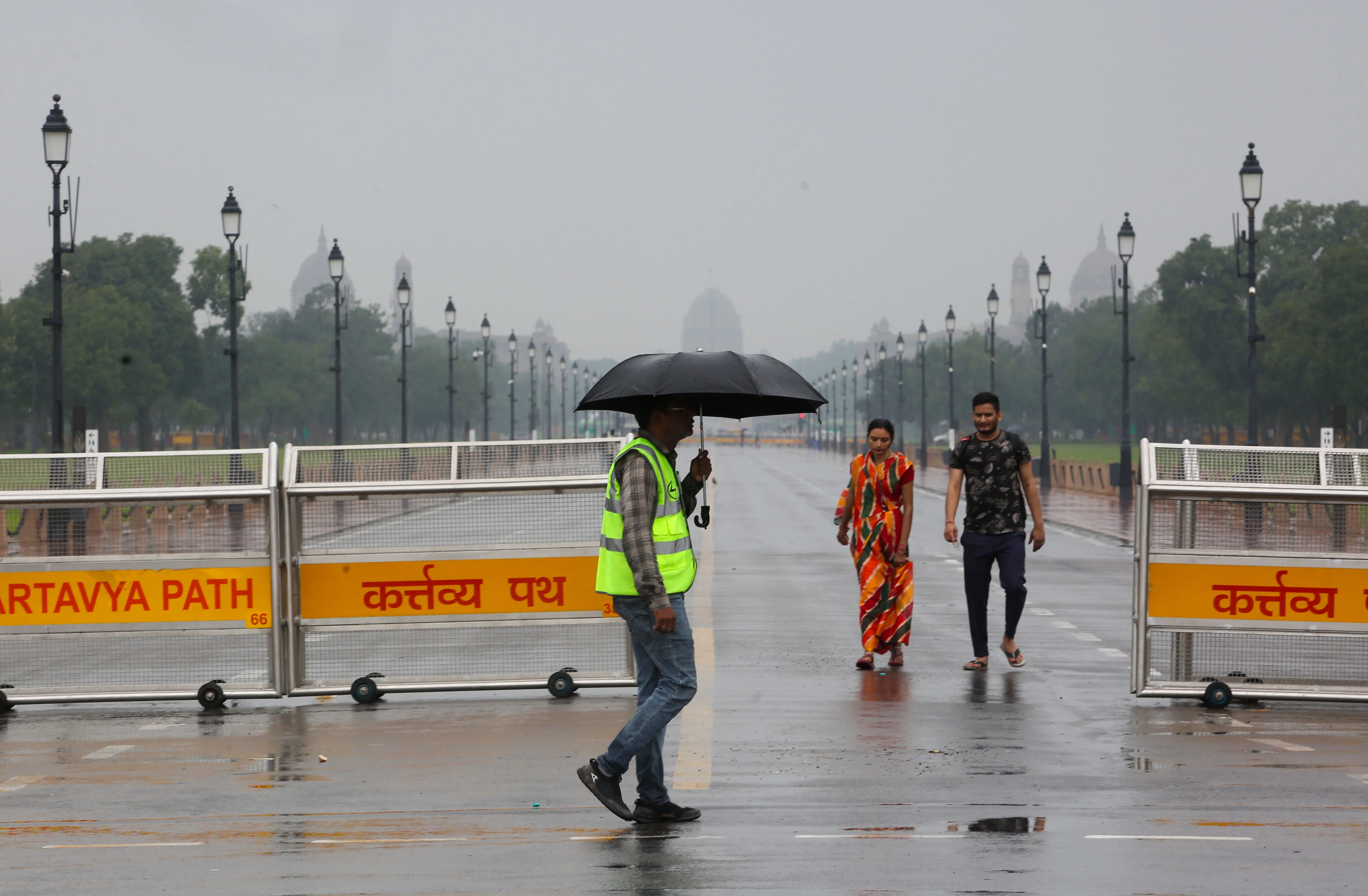 Did Delhi-NCR Really Wake Up to Light Showers? IMD Issues 'Red Alert'