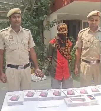 Who is the 19-year-old burglar arrested by Delhi Police in Janakpuri theft case?