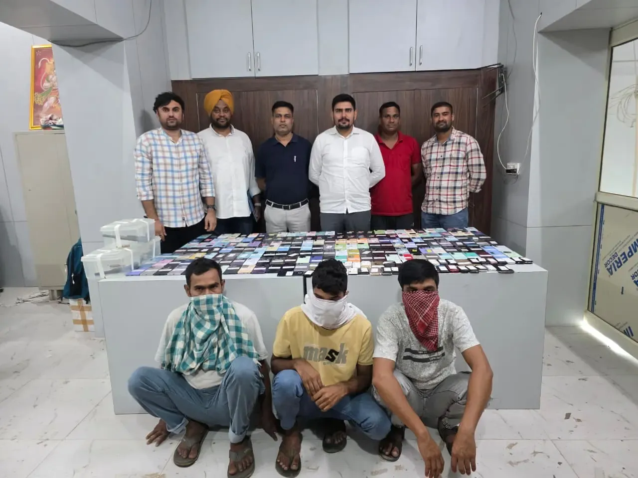 क्या दिल्ली पुलिस ने सीमा पार मोबाइल तस्करी रैकेट का भंडाफोड़ किया, सरगना सहित तीन गिरफ्तार?