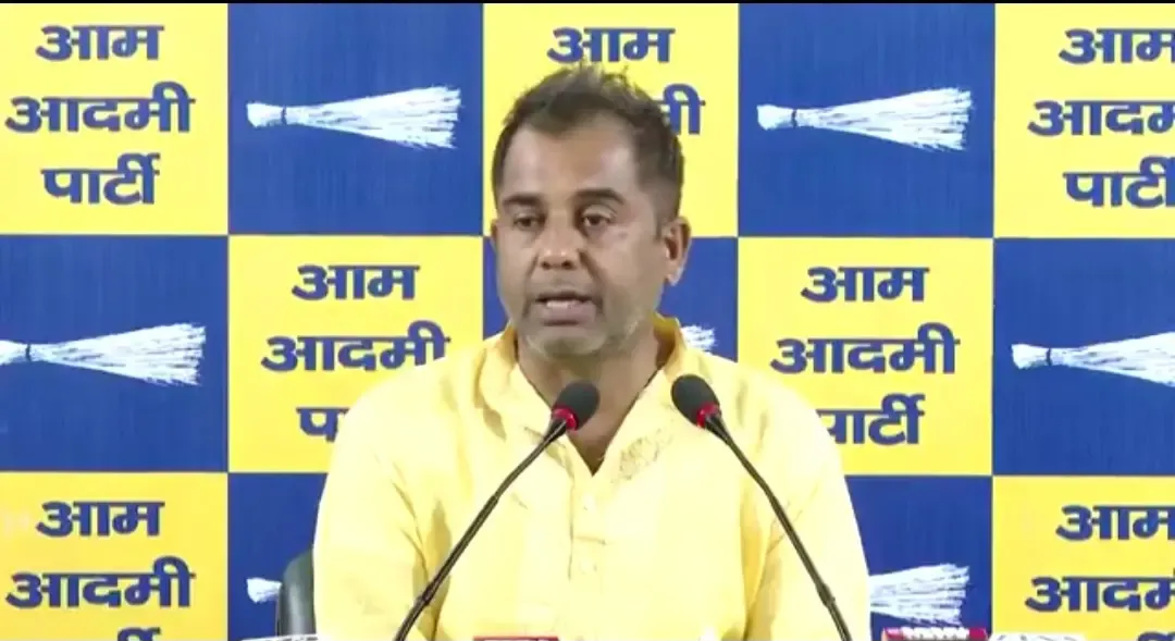 क्या दिल्ली सरकार 'अकाल' में मना रही है 'उत्सव', मंत्रियों को देगी महंगे फोन?