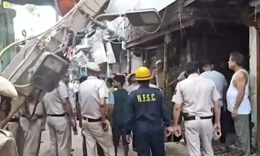 क्या दिल्ली के वेलकम इलाके में चार मंजिला इमारत ढही?