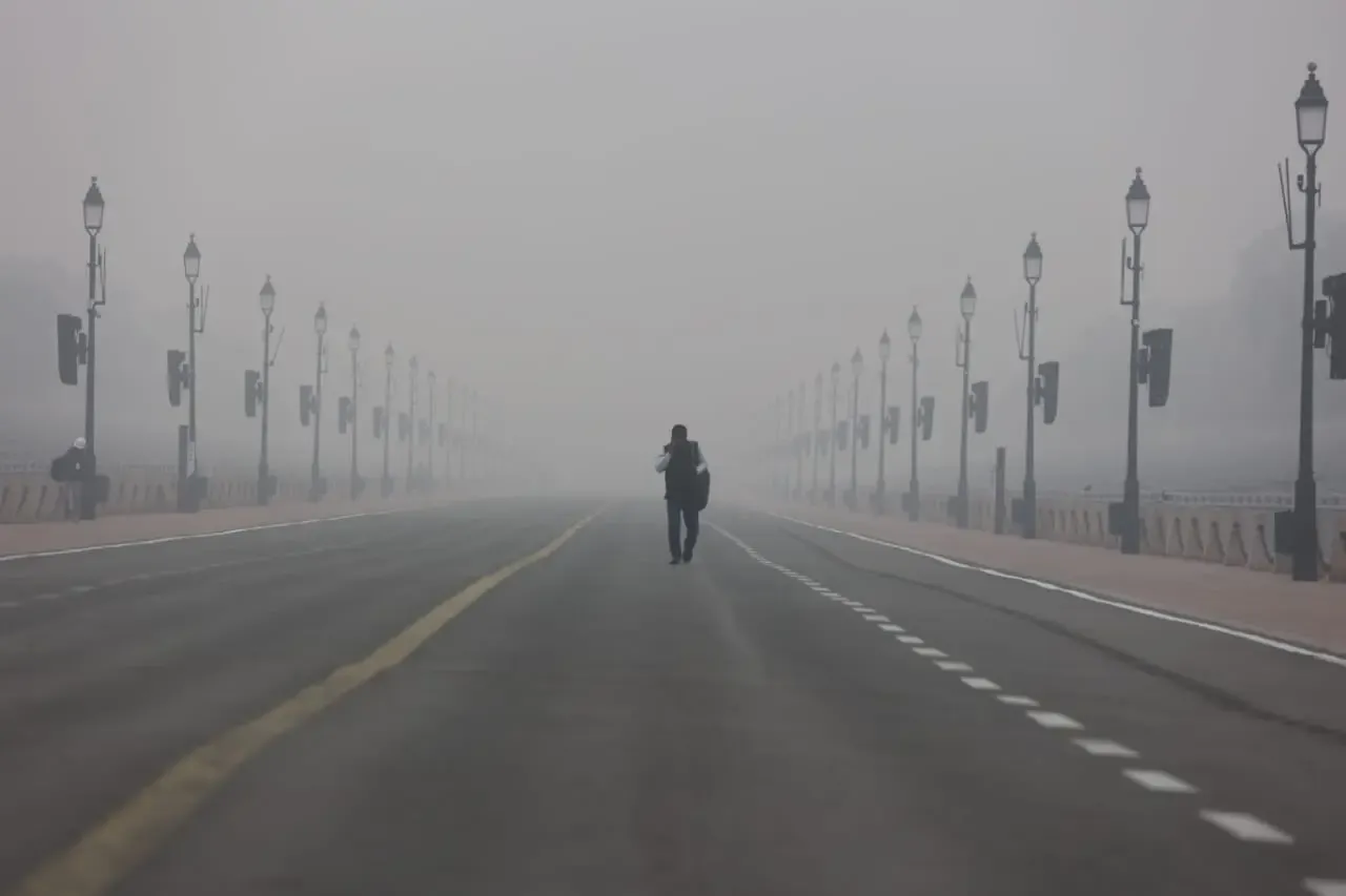 Dense Fog Covers Delhi-NCR; IMD Forecasts Light Rain and Temperature Decline