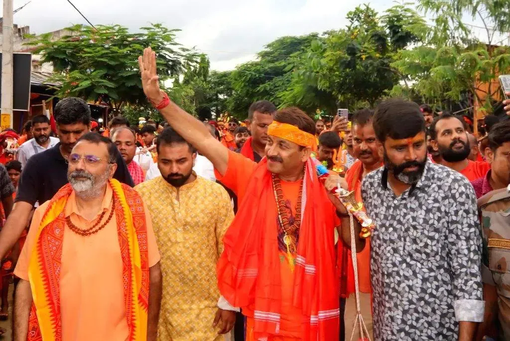 क्या देवघर में निशिकांत दुबे और मनोज तिवारी पर मंदिर में जबरन घुसने का आरोप सही है?