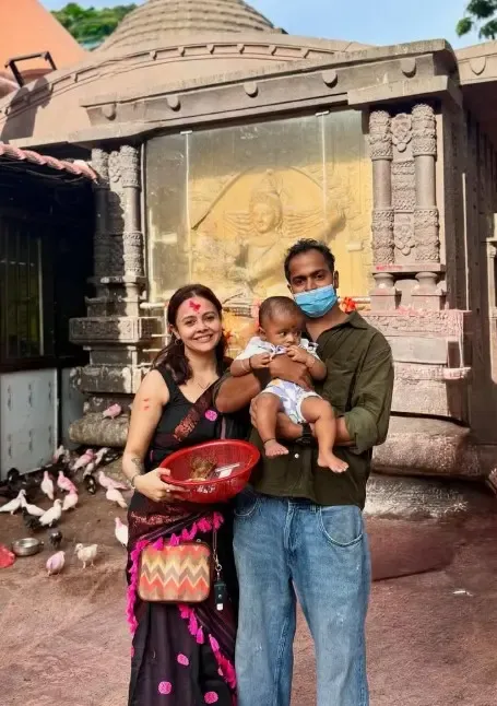 क्या देवोलीना ने पति और बेटे 'जॉय' संग मां कामाख्या देवी के दर्शन किए?