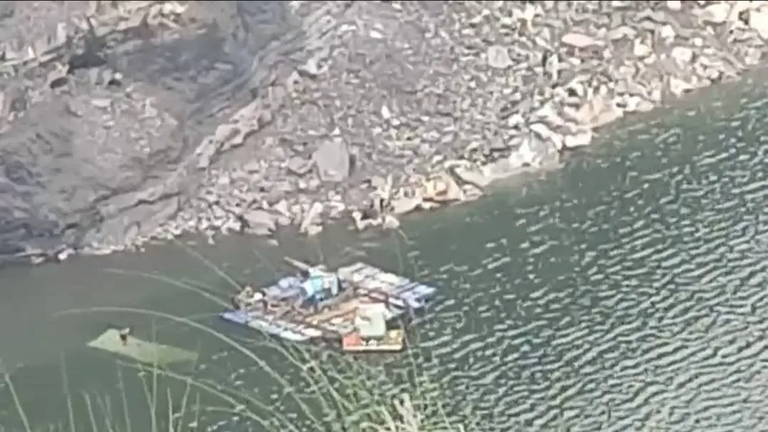 क्या धनबाद में मजदूरों को लेकर जा रही सर्विस वैन 300 फीट गहरी खाई में गिर गई?