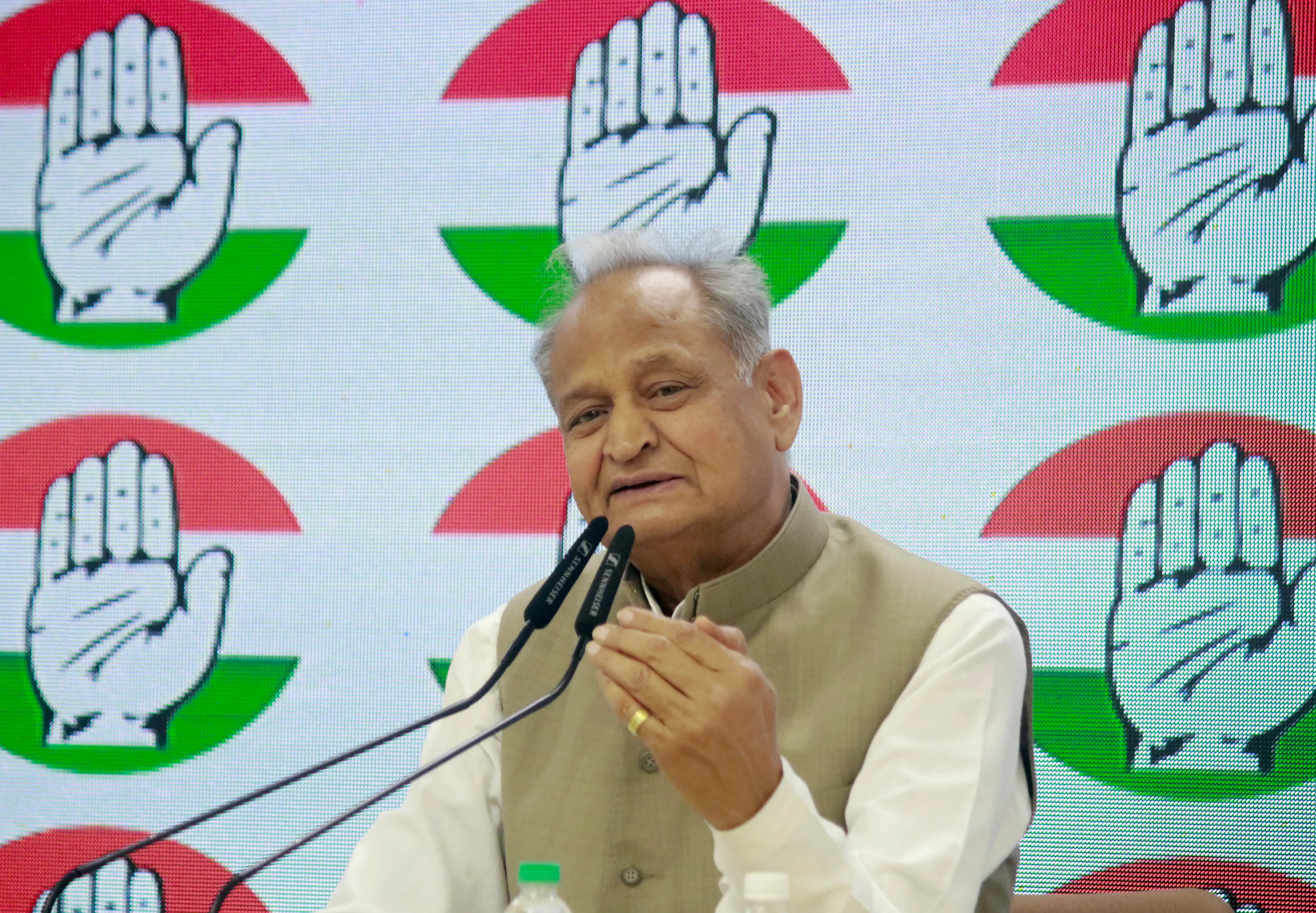 क्या सरकार को धनखड़ के इस्तीफे पर तुरंत स्पष्टीकरण देना चाहिए?: अशोक गहलोत