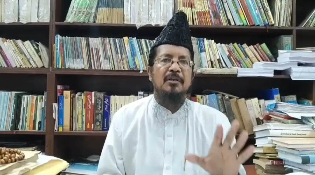 क्या धर्म की आड़ में पैसा लेने वाले कथावाचक और मौलवी से दूरी बनानी चाहिए?