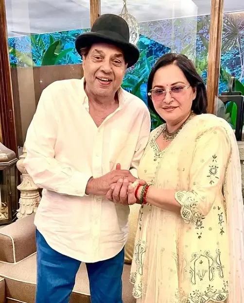 Did Dharmendra Just Reconnect With His 'Lovely Co-Star' Jaya Prada?
