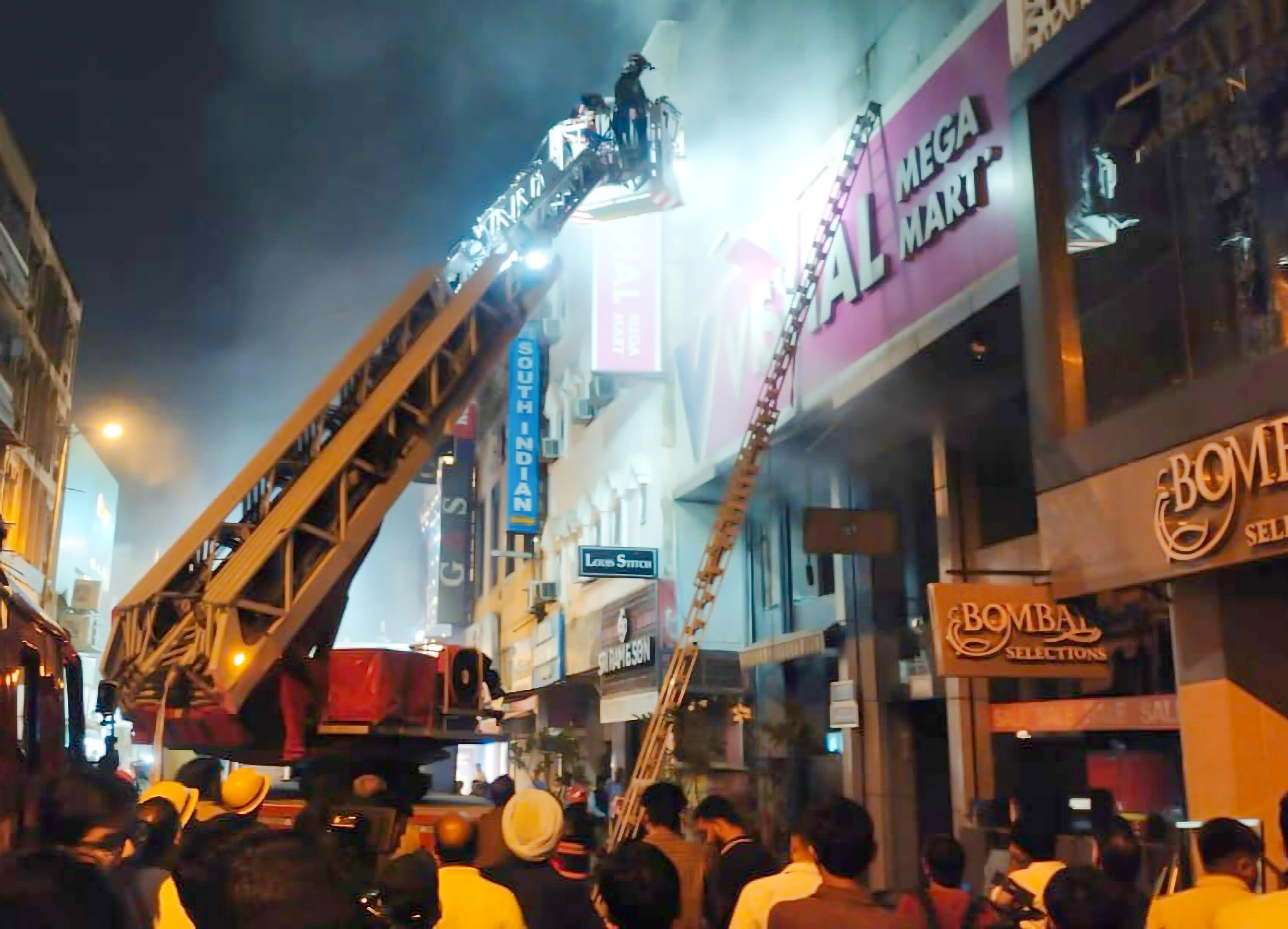 क्या दिल्ली के करोल बाग में विशाल मेगा मार्ट अग्निकांड पर याचिका दायर हुई है?