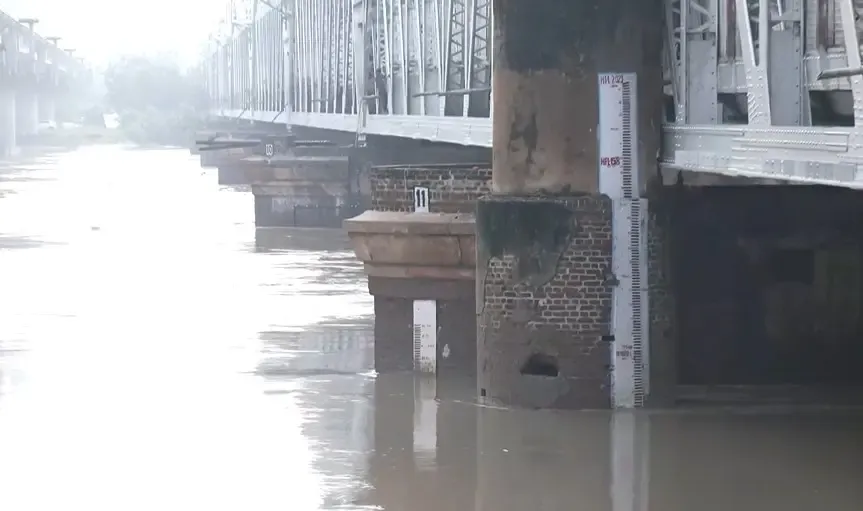 क्या यमुना का जल स्तर दिल्ली में खतरे के निशान के करीब है?