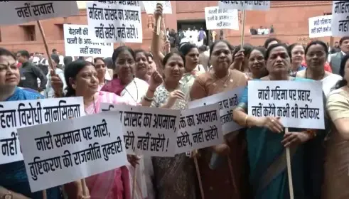क्या डिंपल यादव के अपमान पर एनडीए सांसदों का गुस्सा उचित है?