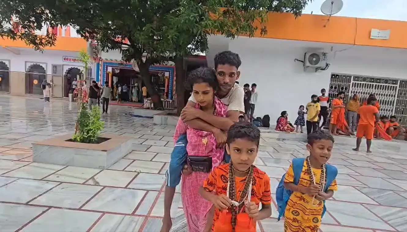 क्या दिव्यांग पति को कंधों पर बैठाकर पत्नी हरिद्वार पहुंची?
