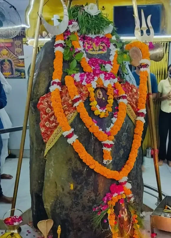 क्या 8 फुट ऊँचा शिवलिंग दो भागों में बंटा है? रहस्यमयी मंदिर में माता पार्वती और महादेव का अनोखा रूप