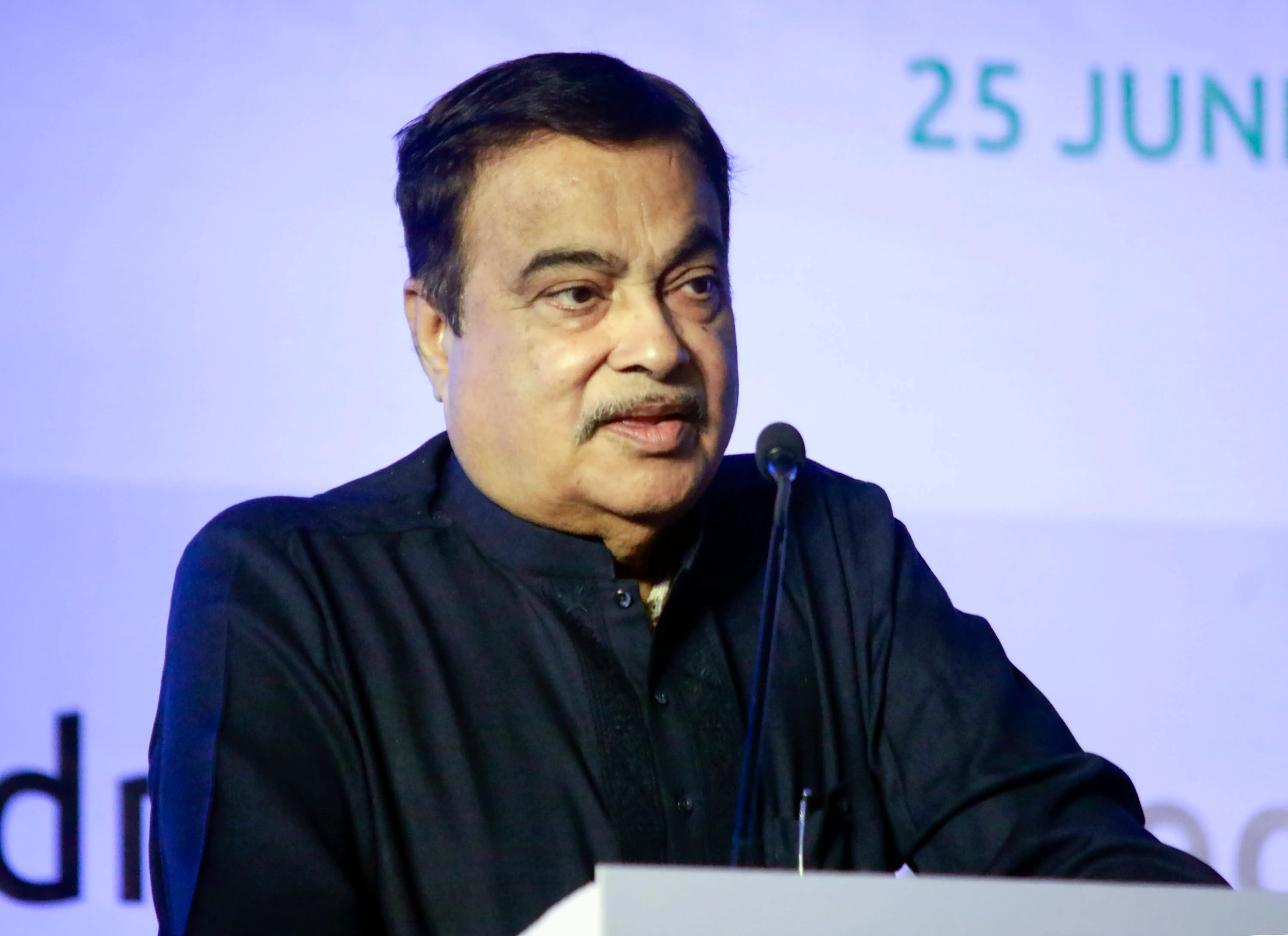 क्या दोपहिया वाहनों पर टोल लगाने की रिपोर्ट सच है? नितिन गडकरी ने किया खंडन